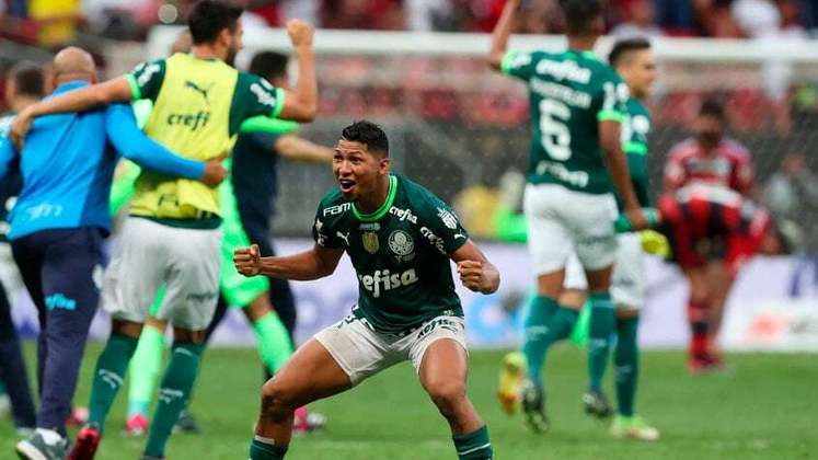 2023 - Supercopa do Brasil (Palmeiras): O Flamengo, atual campeão da Copa do Brasil, e o Palmeiras, atual campeão do Brasileirão, se enfrentaram em um duelo eletrizante. Os paulistas venceram a partida por 4 a 3 e ficaram com a taça.