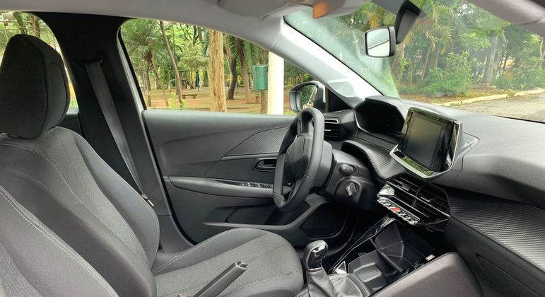 Peugeot 208 peca em espaço interno
