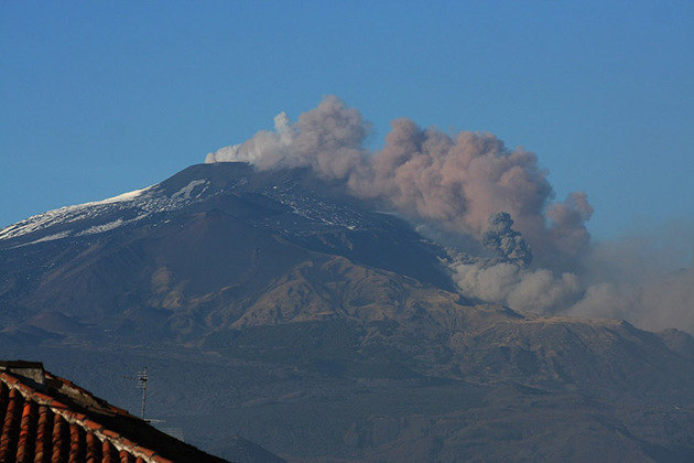 21 de maio: Conhecido por ser o vulcão mais ativo da Europa, o Etna entrou em erupção, interrompendo voos e cobrindo os céus da Sicília, na Itália.