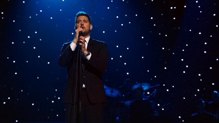 A emoção vai rolar solta! Nada como encerrar o ano com um show espetacular de um grande artista reconhecido no mundo todo: Michael Bublé.

Premiado com quatro Grammys e com milhões de discos vendidos internacionalmente, o cantor iniciou a carreira aos 16 anos e se inspirou desde cedo em um de seus ídolos, Frank Sinatra, construindo uma identidade própria que percorre por diferentes estilos musicais.

Para tornar este fim de ano mais especial, uma apresentação de Bublé vai levar o público brasileiro a uma jornada musical por sua carreira.

Serão apresentados alguns hits de sucesso e canções de seu último álbum, “Love”, considerado um dos mais românticos de sua discografia e composto por reinterpretações de grandes clássicos dos anos 50 e 60.

O artista ainda compartilha histórias de sua trajetória e fala sobre quem o inspirou nessa caminhada, abrindo espaço para muita comoção e oportunidades para alcançar os corações dos telespectadores.

Compareça a esse emocionante espetáculo para sua marca brilhar no fim de ano ao som de muita música e emoção!