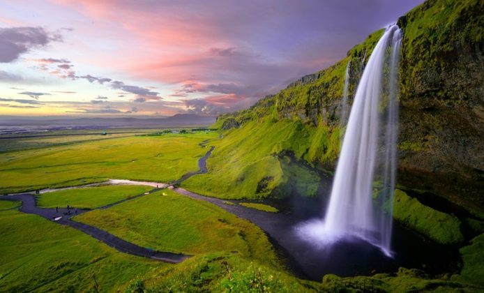 22. Islândia (Instagram: 14,2 milhões de menções; TikTok: 3,7 bilhões) - O país é conhecido por suas magníficas paisagens naturais, com cachoeiras de tirar o fôlego e rochas vulcânicas espalhadas por todo canto.