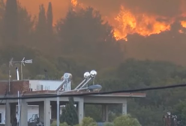23 de julho: Devido a incêndios florestais causados por temperaturas extremas, mais de 30 mil pessoas foram evacuadas da ilha grega de Rodes.