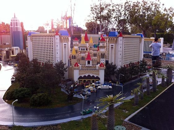 24°) Legoland California (Califórnia, EUA): O parque é todo tematizado com as famosas peças LEGO. Os visitantes podem curtir montanhas-russas, atrações aquáticas e até mesmo construir suas próprias criações LEGO.