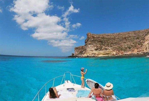 24º) Passeio de barco para a Lampedusa, Itália - Essa é para quem quer relaxar, curtir um mergulho de snorkel em águas cristalinas e ainda ter a chance de ver golfinhos e tartarugas de perto.
