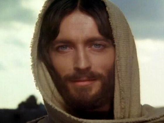 Título Original: Jesus Of Nazareth

Produção: Inglaterra/Itália/1976

Gênero: Épico        

Direção: Franco Zefirelli

Elenco: Robert Powell; Anne Bancroft; Ernest Borgnine; Olivia Hussey; James Mason; Ian McShane; Rod Steiger; Michael York; Laurence Olivier; Peter Ustinov, Anthony Quinn

Concebido pela Virgem Maria (Olivia Hussey) e passando por uma sofrida infância de peregrinação, Jesus (Robert Powell) veio a terra com a missão de salvar os homens, mas é traído e humilhado justamente por eles. Após ser preso, torturado e crucificado, ressuscita divinamente.