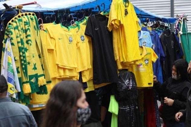 SP - 25-MARÇO-MOVIMENTAÇÃO - GERAL - Movimentação intensa de consumidores na região da 25 de Março em São Paulo (SP), neste sábado (6). 06/08/2022 - Foto: RENATO S. CERQUEIRA/FUTURA PRESS/FUTURA PRESS/ESTADÃO CONTEÚDO