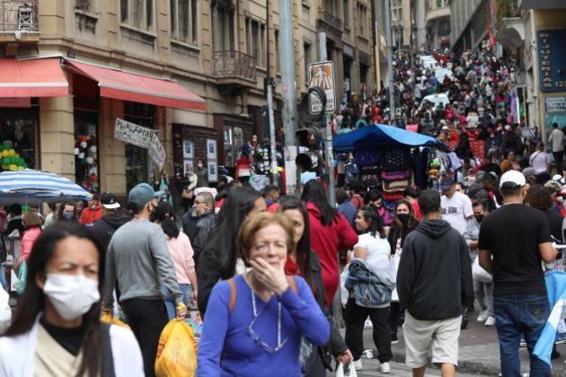 SP - 25-MARÇO-MOVIMENTAÇÃO - GERAL - Movimentação intensa de consumidores na região da 25 de Março em São Paulo (SP), neste sábado (6). 06/08/2022 - Foto: RENATO S. CERQUEIRA/FUTURA PRESS/FUTURA PRESS/ESTADÃO CONTEÚDO