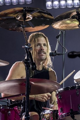 25 de março - Taylor Hawkins - Músico americano, baterista da banda Foo Fighters. Aos 50 anos. 