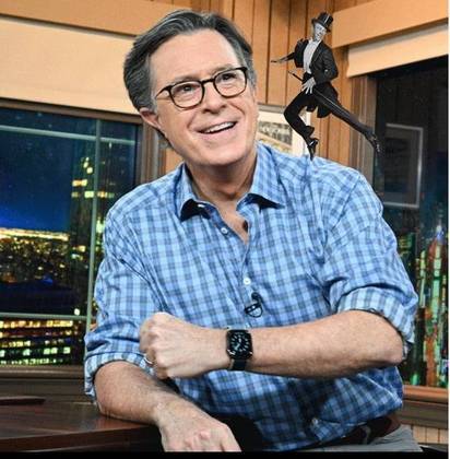 25º) Stephen Colbert - Apresentador, comediante, escritor, produtor e ator, nascido em 13/5/1964, em Washington (EUA). Ficou conhecido por apresentar o Colbert Report e hoje apresenta o Late Show with Stephen Colbert, da rede CBS.