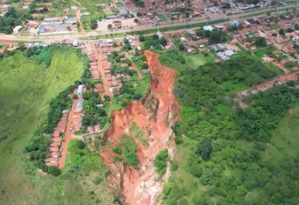 26 buracos gigantescos avançam sobre os terrenos  impedindo o acesso de moradores a diversas  partes da cidade.