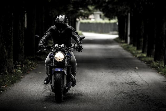 27 de julho é Dia do Motociclista. E, principalmente nas grandes cidades, o uso de motos facilita bastante o transporte. Mas é necessário tomar bastante cuidado na direção. As motos também podem ser usadas para lazer. E são a paixão de vários famosos. 