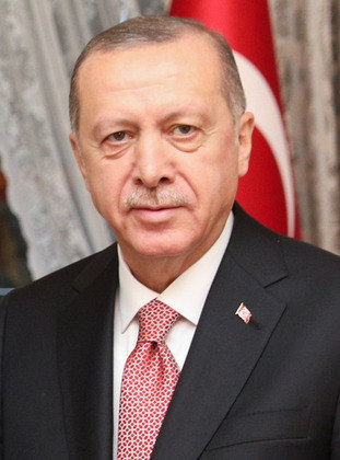 28 de maio: Recep Tayyip Erdogan, de 69 anos, foi reeleito para seu terceiro mandato na Turquia. Ele bateu o líder da oposição, Kemal Kılıçdaroğlu, no segundo turno das eleições.