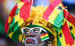 Em 3 segundos, responda quantas bandeiras tinha esse torcedor de Gana esperando o jogo com a Coreia do Sul