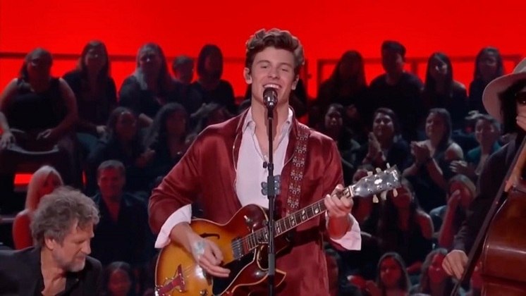 Ele é um dos ícones da história mundial da música e até hoje suas canções são aclamadas pelo público. O que seria do mundo sem a ousadia e o talento inigualável do Rei do Rock ‘N’ Roll, Elvis Presley?

Um dos nomes mais significantes da cultura popular do século XX, chegou à fama nos anos 1950 e 1960 com sucessos como “Heartbreak Hotel” e “Love Me Tender”.

Para celebrar este fim de ano, grandes estrelas da atualidade se reúnem em um emocionante tributo para homenagear o artista, reinterpretando seus hits e reconstruindo uma performance clássica exibida pelo canal americano NBC em 1968.

Além disso, o especial Elvis All-Star Tribute, que comemora os 50 anos dessa antiga apresentação, vai comover o público brasileiro com imagens exclusivas e entrevistas com familiares do cantor.

Junte-se às vozes de Alessia Cara, Shawn Mendes, John Legend, Carrie Underwood e de tantos outros artistas para honrar a memória do rei e participar desse especial envolvente que vai deixar sua campanha sob os holofotes nesse fim de 2019!