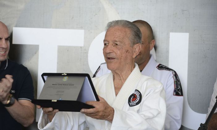 28/4 - Robson Gracie - Referência do jiu-jitsu brasileiro, o lutador morreu aos 88 anos de enfarte.