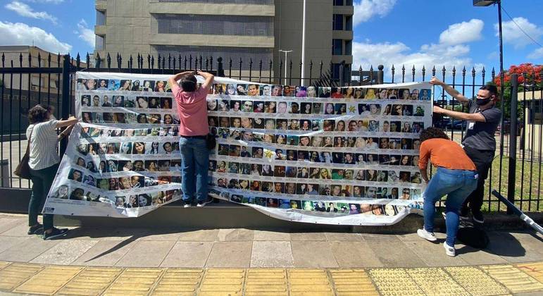 Vítimas são lembradas em frente ao fórum de Porto Alegre, onde ocorre o julgamento