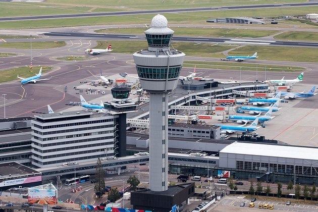 3) Aeroporto de Schipol (Amsterdã, Holanda) - Em 25 de fevereiro de 2005, bandidos - usando uniformes de funcionários da empresa aérea KLM - renderam os funcionários e roubaram malas com diamantes no valor de US$ 118 milhões. 