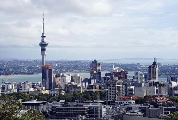 3º) Auckland, Nova Zelândia: É a maior cidade do país, conhecida por sua localização única, construída em torno do Mar de Tasman. Além disso, Auckland é conhecida por suas belezas naturais, incluindo suas praias, montanhas e vulcões. 