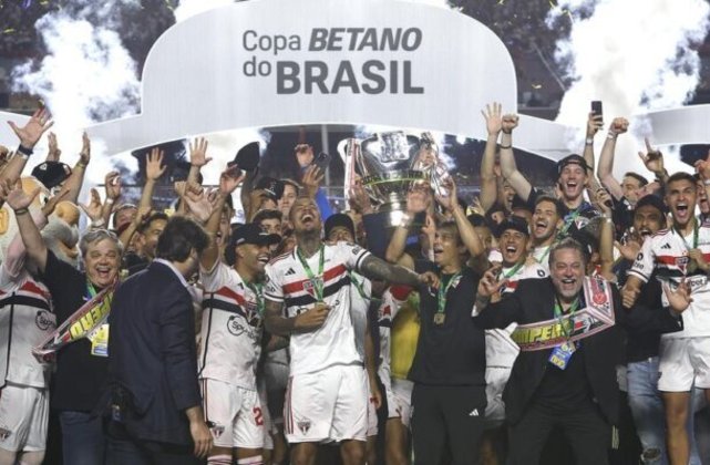 3ª colocação: São Paulo (14.828 pontos) - Campeão da Copa do Brasil, título que faltava em sua sala de troféu, o Tricolor avançou no ranking. - Foto: Rubens Chiri/saopaulofc.net