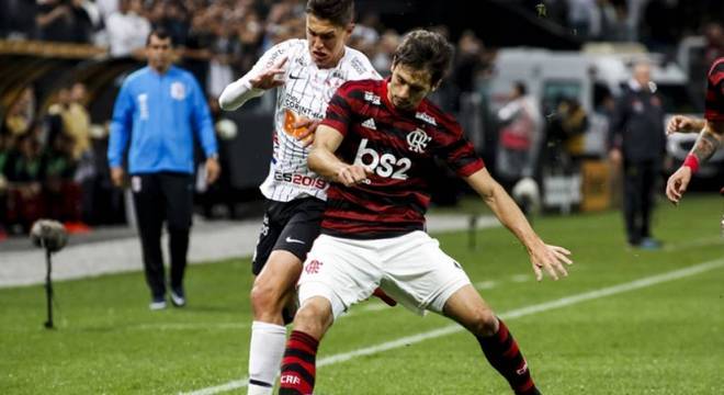 3º em interceptações do Flamengo no Brasileirão - Os meias Willian Arão, com 14, e Gerson, com 7, superam o camisa 3, que tem 6