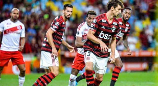 3º em posse de bola do Flamengo no Brasileirão -  Rodrigo Caio só perde no quesito para Everton Ribeiro e Willian Arão