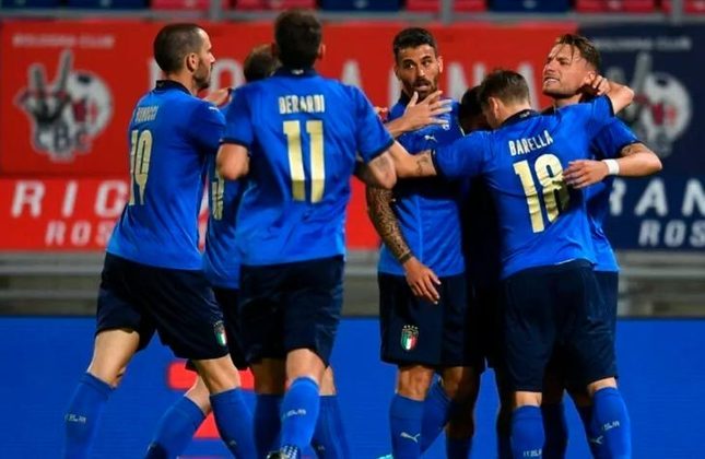 3º: Itália  - Número de Copas disputadas: 18 - Edições: 1934, 1938, 1950, 1954, 1962, 1966, 1970, 1974, 1978, 1982, 1986, 1990, 1994, 1998, 2002, 2006, 2010 e 2014.