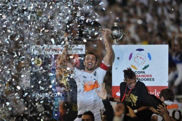3º lugar (dois clubes empatados): Santos - finalista cinco vezes - campeão em 1962, 1963 e 2011 (foto)/ vice em 2003 e 2020