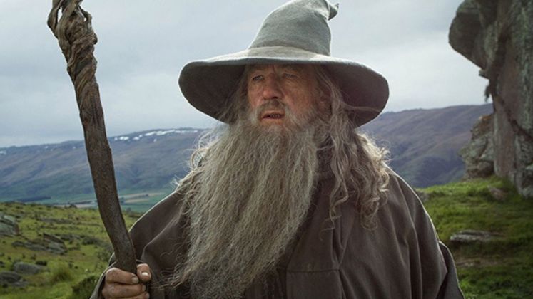 3º Lugar: Gandalf (O Senhor dos Anéis - 2002). Um dos mais poderosos magos da literatura em língua inglesa, este Maiar (espírito angelical do mundo tolkienano) figura como um famoso personagem do escritor J.R.R Tolkien. Sua perspicácia diplomática e força aguerrida o distinguem de outros bruxos do mundo da fantasia.
