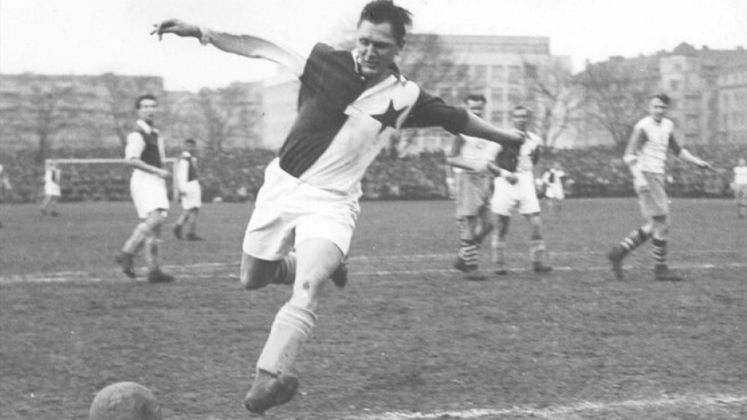 3º lugar: Josef Bican (austríaco) - 688 gols de 1931 a 1955 por Rapid Viena (AUT), Admira Wien (AUT), Slavia Praha (RTC), Dynamo Praha (RTC), TJ Vitkovice (RTC) e Hradec Kralove (RTC).