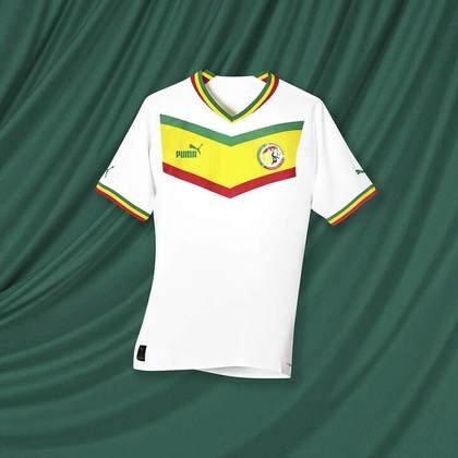 3º lugar - SENEGAL (produzido pela Puma) - Nota 8/ As cores da bandeira senegalesa ajudam os designers, mas a Puma sobre integrá-las muito bem com o formato dos uniformes da fornecedora para este Mundial. 