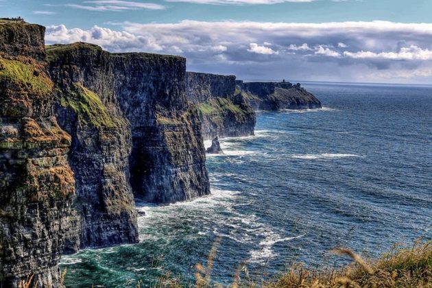 3) Moher, Irlanda: Localizadas no condado de Clare, na Irlanda, essas falésias cobrem mais de 8 quilômetros e atingem uma altura máxima de 214 metros. Anualmente, aproximadamente 1,5 milhão de pessoas visitam esse lugar.