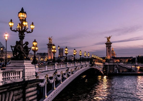 3. Paris, França (Instagram: 134,6 milhões de menções; TikTok: 47,9 bilhões) - Paris é uma cidade romântica, conhecida por sua riqueza arquitetônica e museus espalhados por todo canto. Não dá para esquecer dos cafés e das ruas cheias de charme.