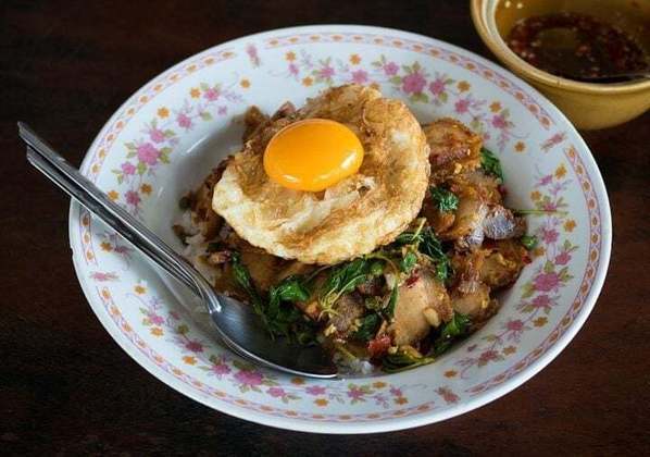 3º) Phat kaphrao (Tailândia): Também conhecido como ‘stir-fry de manjericão sagrado tailandês’ ou ‘stir-fry de carne com manjericão sagrado’, o phat kaphrao é um prato de arroz frito picante e saboroso popular na Tailândia.