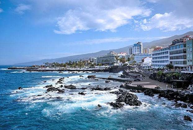 3º- Tenerife -> A cidade está localizada nas famosas Ilhas Canárias, que pertencem à Espanha, no Oceano Atlântico e perto da costa africana. A maior ilha da região está no topo da lista de habitantes de 18 países, entre eles Alemanha, Bélgica, Croácia, Islândia e a própria Espanha