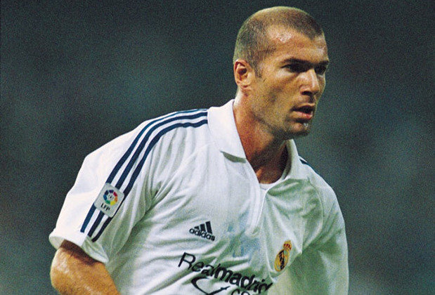 3 – Zidane: técnico premiado, o francês jamais ficaria de fora desta lista. Fez história na Juventus e no Real Madrid, além da seleção francesa, com a qual conquistou o Mundial de 98. Foi eleito Melhor do Mundo em três oportunidades (98, 2000 e 2003)