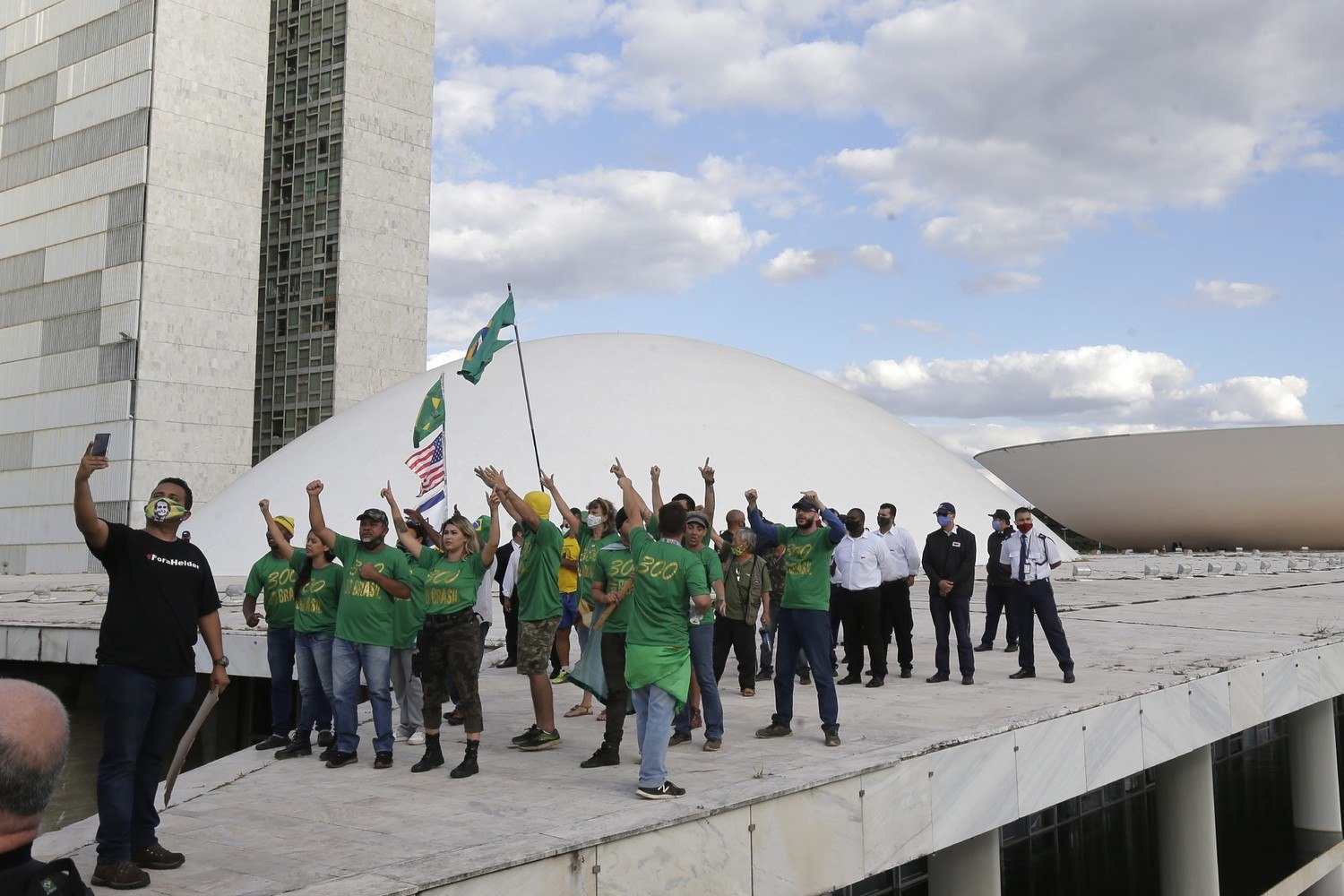 Grupo invade cúpula do Congresso após ser retirado de acampamento ...