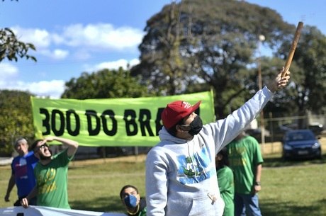 Grupo é formado por cerca de 13 manifestantes