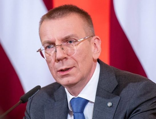 31 de maio: O parlamento da Letônia elegeu Edgars Rinkēvičs – que era ministro das Relações Exteriores – o novo presidente do país. Ele fez história ao se tornar o 1º presidente assumidamente gay de um país da União Europeia.