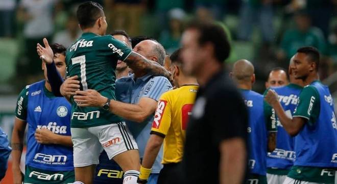32ª rodada - Palmeiras (66 pontos) - O Verdão venceu eletrizante clássico contra o Santos por 3 a 2, no Allianz Parque, e aumentou sua vantagem na ponta para cinco pontos. O F