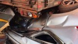 Vídeo - mulher fica 5 horas presa em veículo esmagado por carreta e saí ilesa