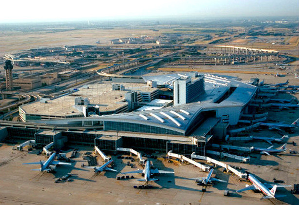 4° Aeroporto Internacional de Dallas – EUA - Inaugurado em 1973, tem 78 km² e fica 29 km a noroeste de Dallas e 39 km a nordeste de Fort Worth, Texas. Único aeroporto no mundo com quatro pistas pavimentadas com mais de 4 km de extensão. Dispõe de cinco terminais.