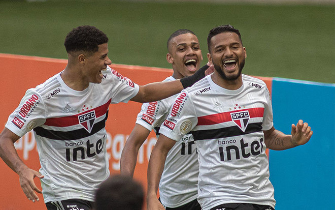 1&ordm; colocado &ndash; S&atilde;o Paulo (44 pontos) &ndash; 22 jogos / 49,4% de chances de
 t&iacute;tulo; 98% para vaga na Libertadores (G6); 0.00% de chance de 
rebaixamento