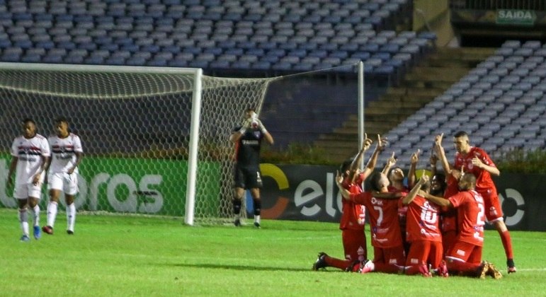 Jogadores do 4 de Julho comemoram gol na vitória para cima do São Paulo