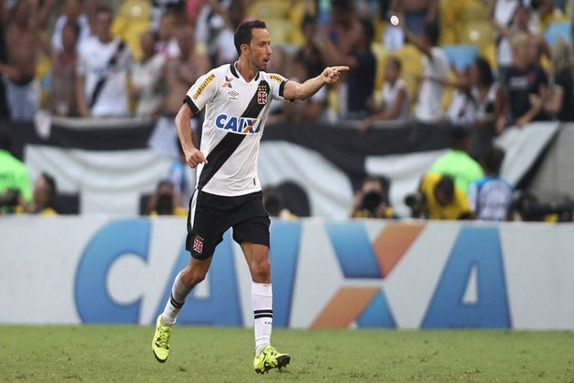 4º - Flamengo 1x2 Vasco - Brasileirão 2015 - De pênalti, o meio-campista marcou o seu primeiro gol diante do rival, em um clássico carioca. 