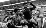 4º lugar: Just Fontaine ( atacante - França): 13 gols em Copas do Mundo - O francês é o maior artilheiro em uma única edição de Mundial. O atacante marcou 13 gols na Copa do Mundo de 1958, a única que disputou. 