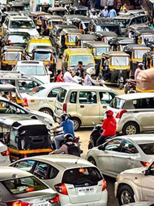 4º) Mumbai (Índia) -  Também chamada de Bombaim, esta cidade com 12 milhões de habitantes no estado de Maharashtra, a 1.400 km da capital Nova Déli, ficou com o pior índice em 'felicidade', o que irradiou negativamente para os entrevistados.
