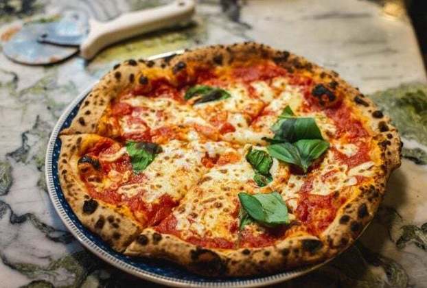 4º) Pizza napolitana (Itália) - A pizza napolitana é uma variedade de pizza originária da cidade de Nápoles, Itália. É considerada uma das pizzas mais tradicionais e autênticas do mundo.