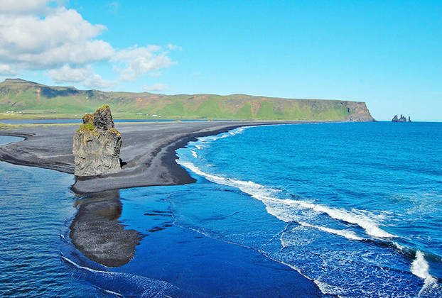 4- Reynisfjara – Islândia - Fica na vila de Vik i Mýrdal, na parte sul da Islândia.