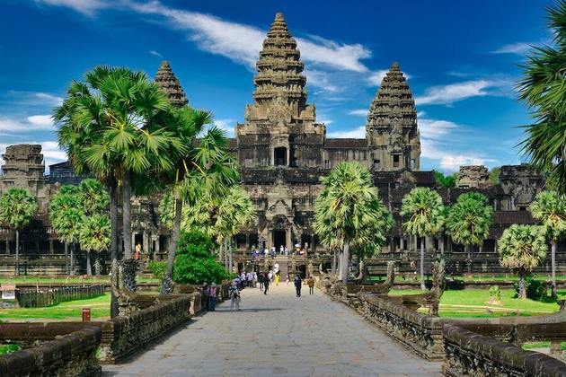 5º) Angkor Wat, Camboja: O lugar foi construído no século XII, pelo rei Khmer Suryavarman II. Inicialmente era um templo hindu dedicado ao deus Vishnu, mas depois foi transformado em um templo budista.