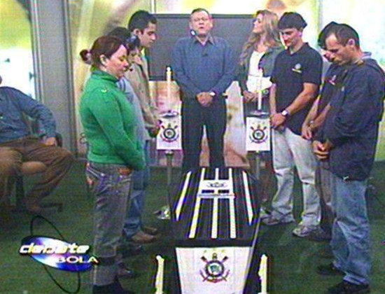 5. DEBATE BOLA - O fatídico enterro do Corinthians após o rebaixamento de 2007 foi obra do programa esportivo do horário de almoço na Record, exibido entre 2001 e 2007. 